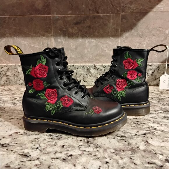 Dr. Martens Women's 6 Hole Boots Size 5 - Picture 1 of 7